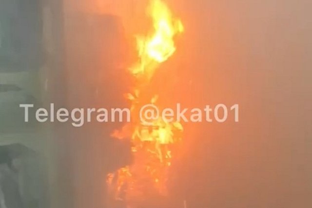 В Первоуральске загорелся торговый центр — видео