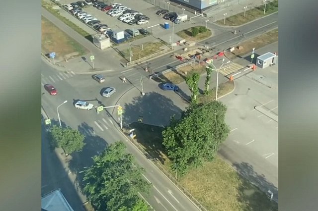 В Екатеринбурге автохамы превратили тротуар в дорогу