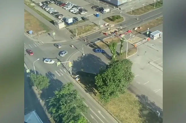 В Екатеринбурге автохамы превратили тротуар в дорогу