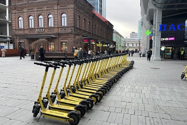 На проспекте Космонавтов парень на электросамокате сбил девушку с ребёнком