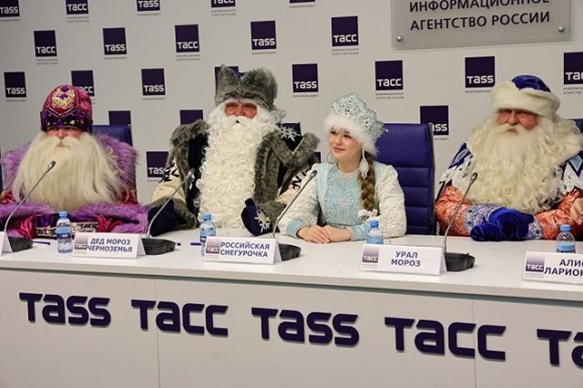 «Расскажи Снегурочке о своих желаниях». В России заработала горячая линия Деда Мороза