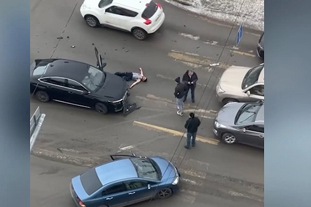 В центре Екатеринбурга пьяный неадекват устроил несколько ДТП, дебош и полежал на дороге