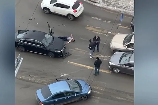 В центре Екатеринбурга пьяный неадекват устроил несколько ДТП, дебош и полежал на дороге