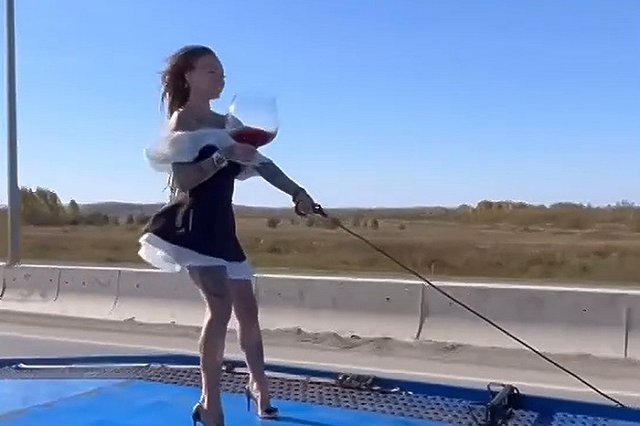 В Екатеринбурге эпатажную блогершу лишили водительских прав за ее номера