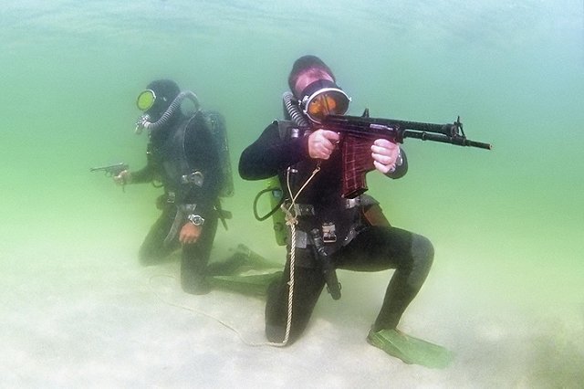 Боевые пловцы Росгвардии обнаружили на дне Москвы-реки схрон с оружием
