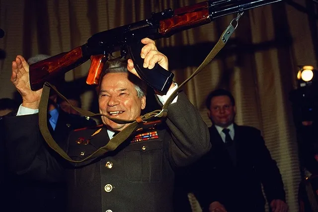 Автор памятника Калашникову посоветовал Макаревичу не лезть в скульптуру