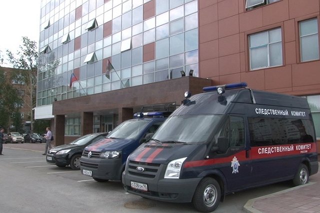 На Эльмаше из окна многоэтажки выпала девушка