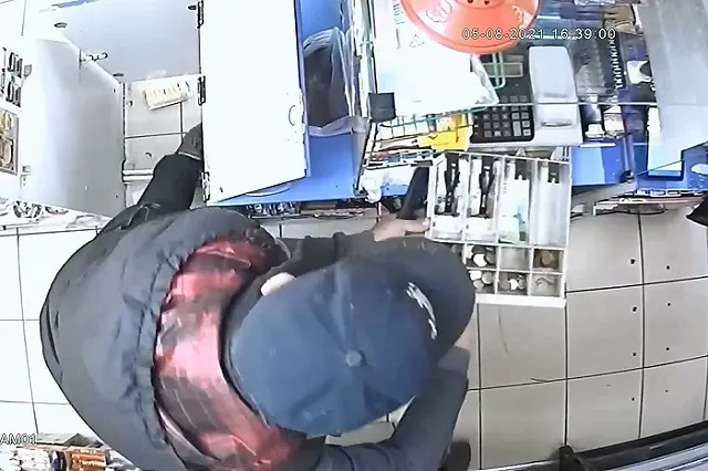 На Уралмаше задержали мужчину, напавшего на продавщицу киоска с ножом и ограбившего своих соседей