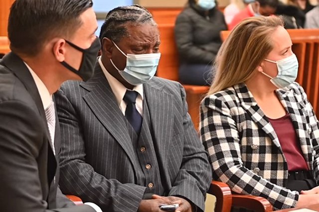 Писательница извинилась перед американцем, отсидевшим 16 лет по ложному обвинению в ее изнасиловании