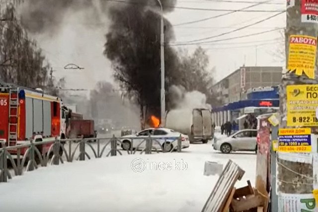 Возле ТЦ «Кит» загорелся грузовой автомобиль