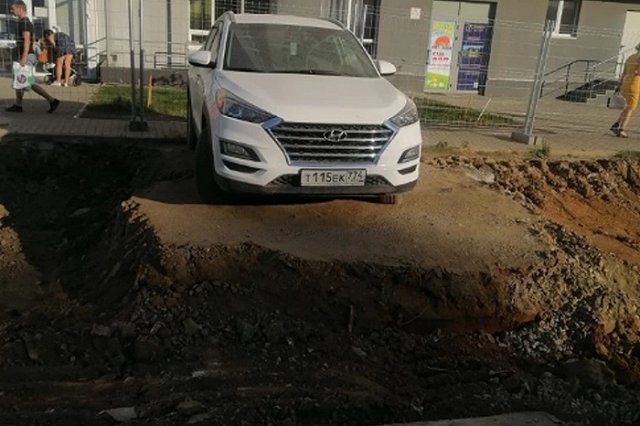 Дорожники объяснили зачем забаррикадировали легковушку на Чкалова