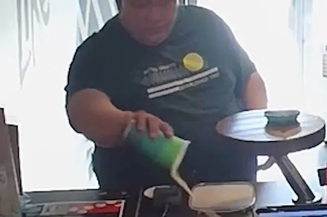 «Язык надо отрезать»: неадекватный екатеринбуржец облил горячим кофе бариста и бросил в неё стакан