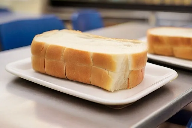 «Тагилхлеб» предположил источник стекла в еде первоклассников