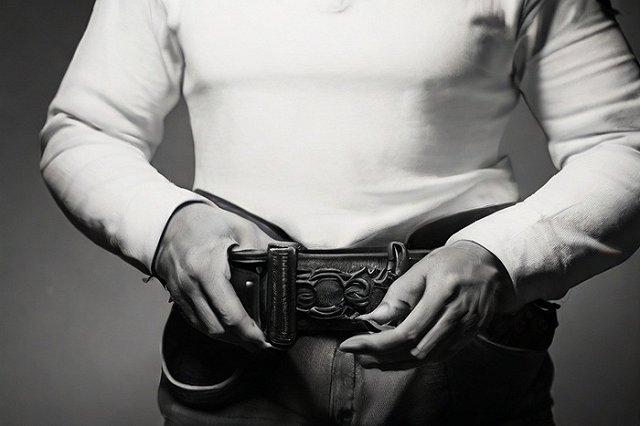 Уволенный за наказание ремнём студенток свердловского техникума полицейский требовал подарки в качестве взятки