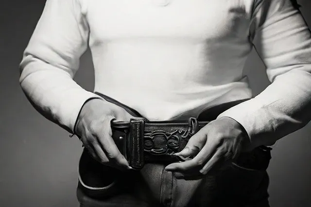 Уволенный за наказание ремнём студенток свердловского техникума полицейский требовал подарки в качестве взятки