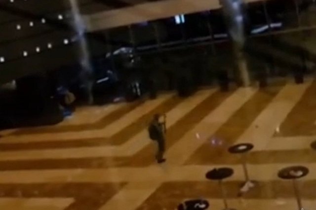 Появились видеокадры начала стрельбы в зрительном зале «Крокуса» (ВИДЕО)