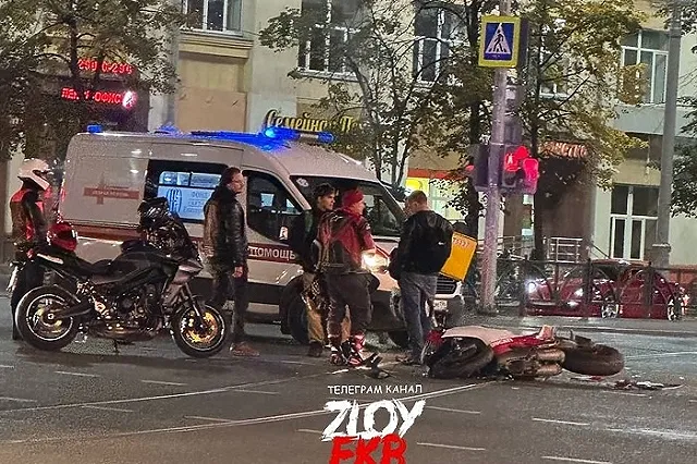 В центре Екатеринбурга пенсионер за рулём иномарки сбил мотоцикл с двумя людьми