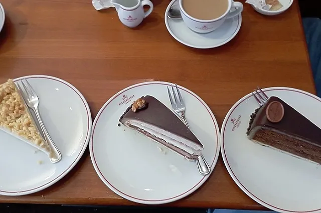 Два кафе в аэропорту Кольцово оштрафованы за продукты неизвестного происхождения