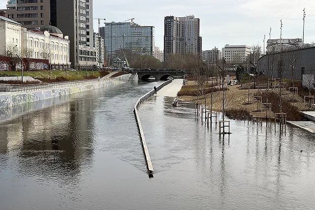 Новая набережная в центре Екатеринбурга продолжает уходить под воду