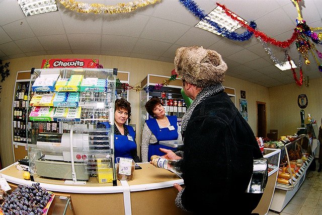 На Урале неизвестный мошенник забалтывает кассиров в магазинах и крадет деньги