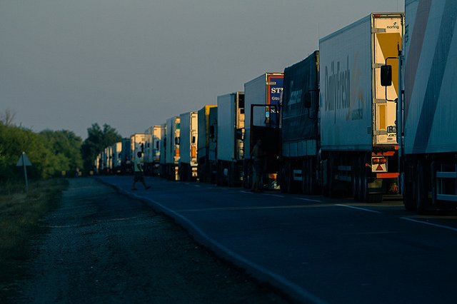 ФСБ: водители фур, заблокированных на въезде в Крым, готовят бунт