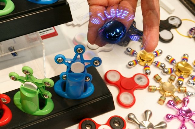 Роспотребнадзор признал, что спиннеры не влияют на детскую психику