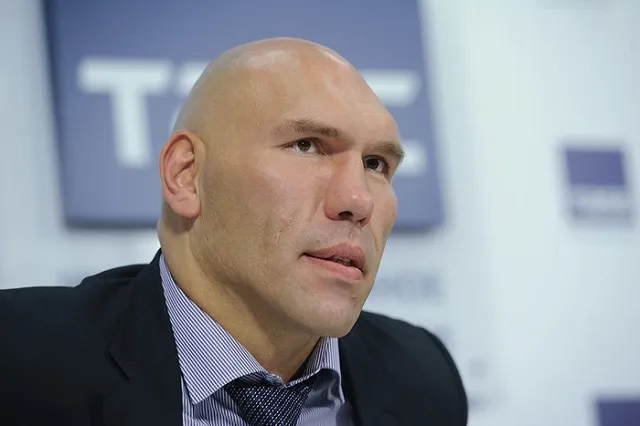 Николай Валуев приехал в Екатеринбург и прогулялся по Ельцин-центру