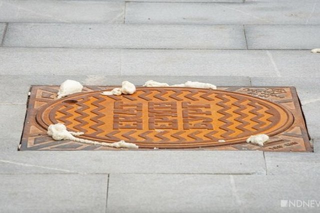 Перед приездом Путина в Екатеринбурге запенивают люки