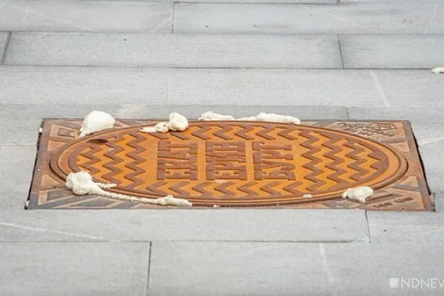 Перед приездом Путина в Екатеринбурге запенивают люки