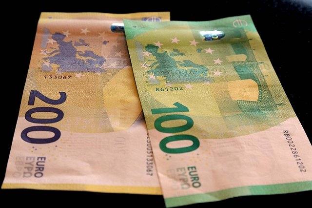 Курс евро на бирже поднялся выше 93 рублей. Такого не было с 2016 года