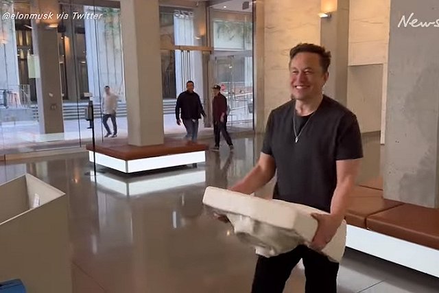 «Птичка свободна». Маск уволил топ-менеджеров Twitter