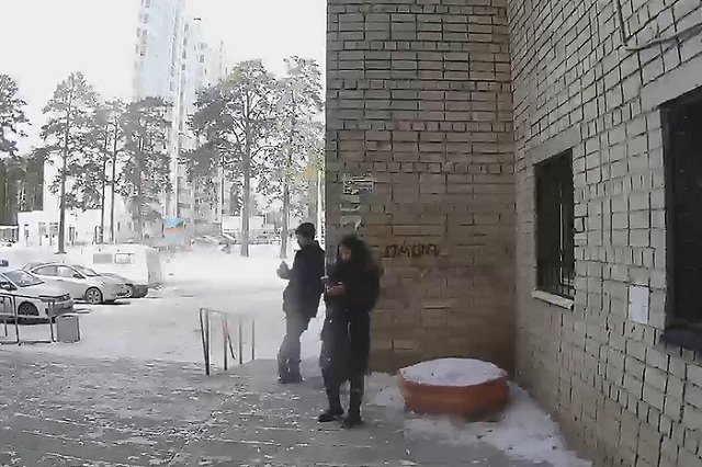 На Вторчермете парень с девушкой разрисовали подъезд, который жильцы восстанавливали на свои деньги