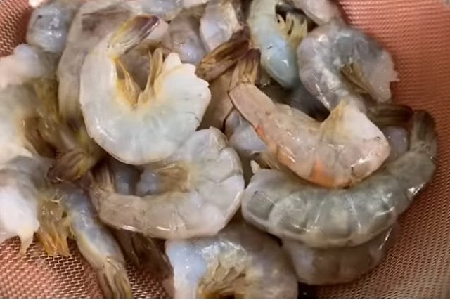 Екатеринбуржец разозлился на хитрых покупателей креветок в супермаркете