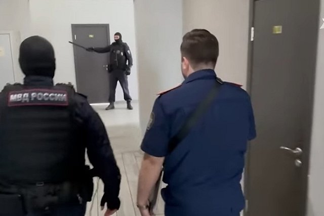 Екатеринбургским студентам, изрисовавшим дом свастикой, грозит уголовное дело