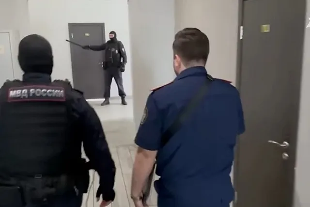 Екатеринбургским студентам, изрисовавшим дом свастикой, грозит уголовное дело