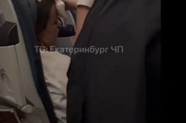 Женщина потеряла сознание в самолете, летевшем в Екатеринбург