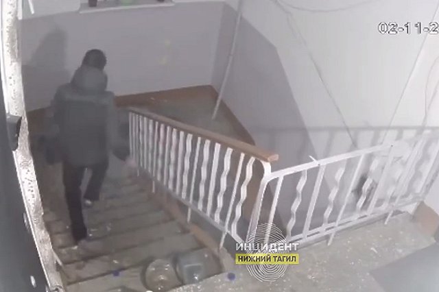 В Нижнем Тагиле жители пожаловались на подростков, заливающих их подъезды