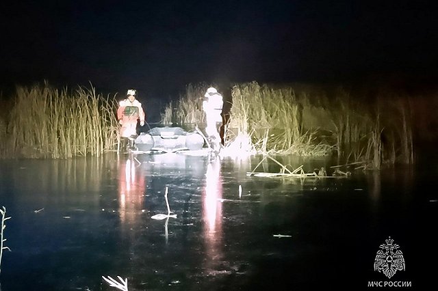 Уралец вместе с 13-летним сыном провалились под лёд во время рыбалки и утонули