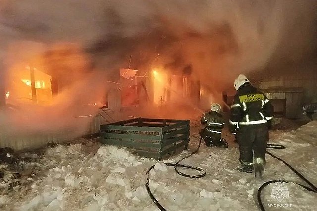 «Взяли на слабо»: появились подробности гибели подростков в частном доме в страшном пожаре под Серовом