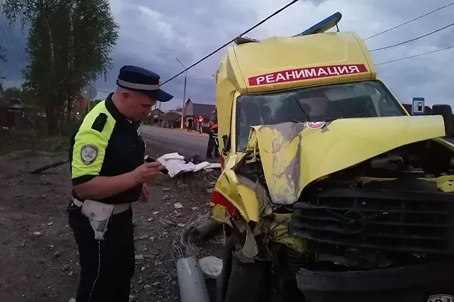 На Серовском тракте после аварии умерла пациентка скорой