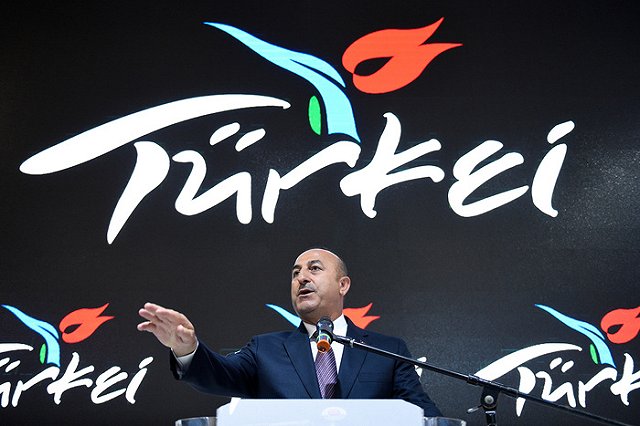 Глава МИД Турции анонсировал въезд россиян в страну без загранпаспортов