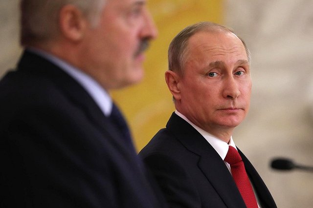 Отфотошопленный снимок Путина с макияжем признали экстремистским