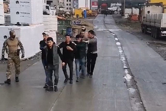 В Екатеринбурге силовики в масках вывели рабочих-мигрантов со стройки