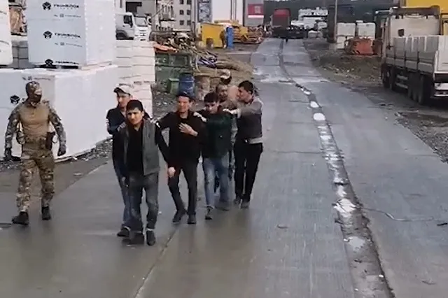 В Екатеринбурге силовики в масках вывели рабочих-мигрантов со стройки