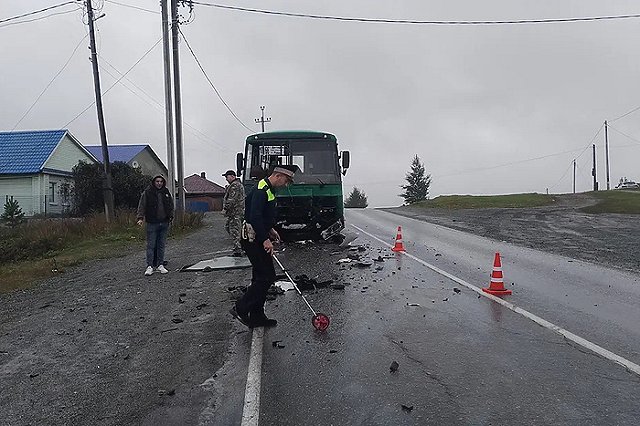 Шесть пассажиров автобуса пострадали при аварии в Ревде