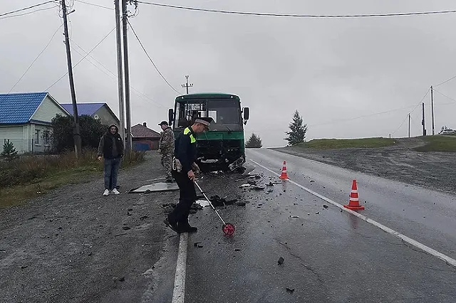 Шесть пассажиров автобуса пострадали при аварии в Ревде