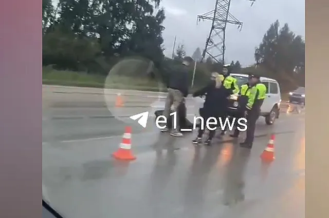 На трассе под Екатеринбургом насмерть сбили мужчину