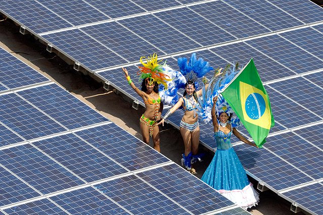 Уборщица из Бразилии стала звездой сети благодаря модельной внешности