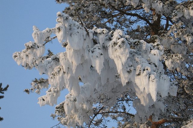 Огромная глыба в центре Екатеринбурга чуть не убила двоих прохожих