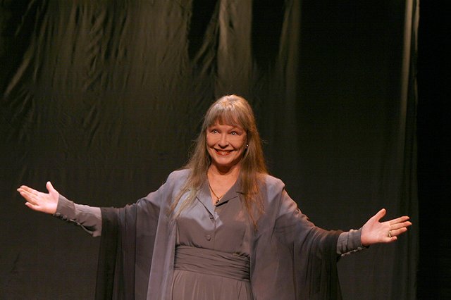 Марина Влади прилетела в Екатеринбург, чтобы выступить в ККТ «Космос»